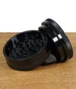 acryl-grinder-57mm-schwarz-2tlg-geoeffnet.jpg