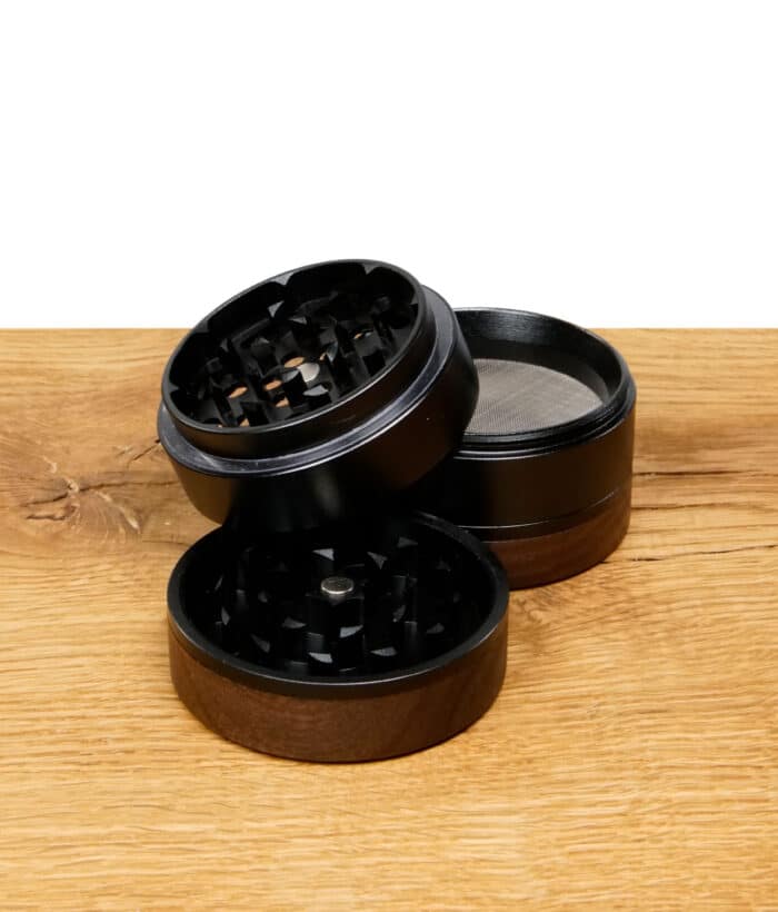 black-leaf-grinder-4-tlg-nussholz-1.jpg