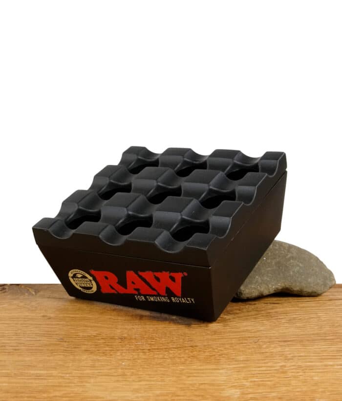raw-aschenbecher-aus-metall-schwarz-2.jpg