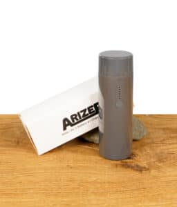 Die Arizer Batterie für Air 2 und ArGo steht vor ihrer Verpackung. Leistungsstarke und langlebige Ersatzbatterie für deinen Vaporizer.