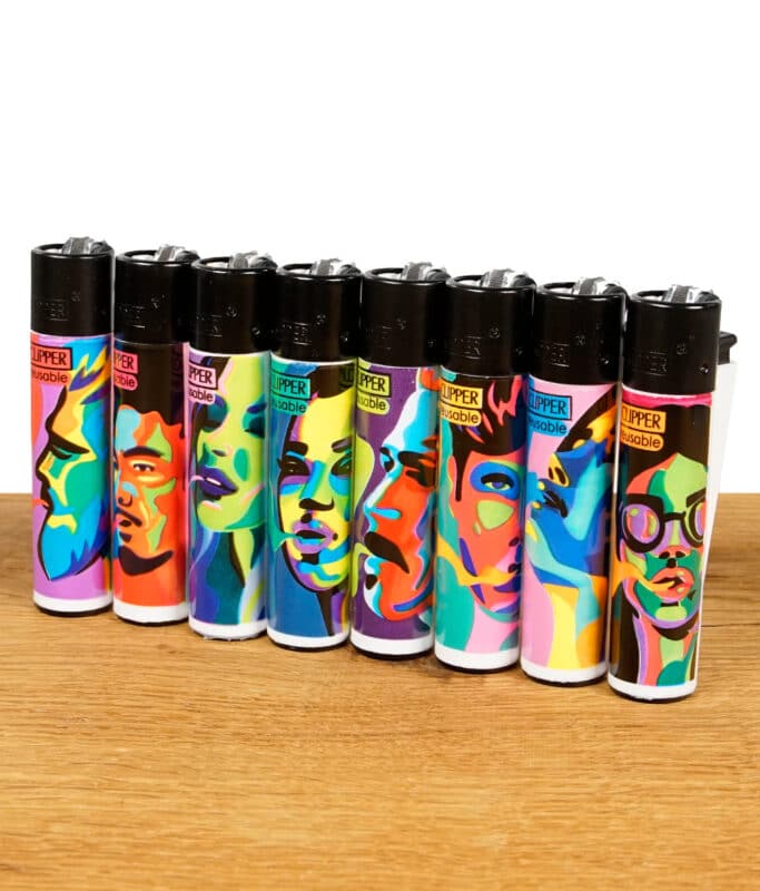 Acht Clipper Feuerzeuge aus der "Gizeh Faces Vol. 1" Serie, nebeneinander aufgereiht. Jedes Feuerzeug zeigt ein einzigartiges, farbenfrohes Gesichterdesign.