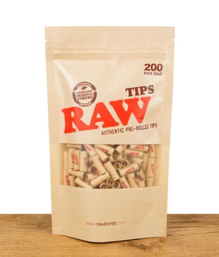 Nahaufnahme des RAW 200er Pack Pre-Rolled Tips. Das Etikett zeigt das RAW-Logo und die Aufschrift "200 Per Bag".
