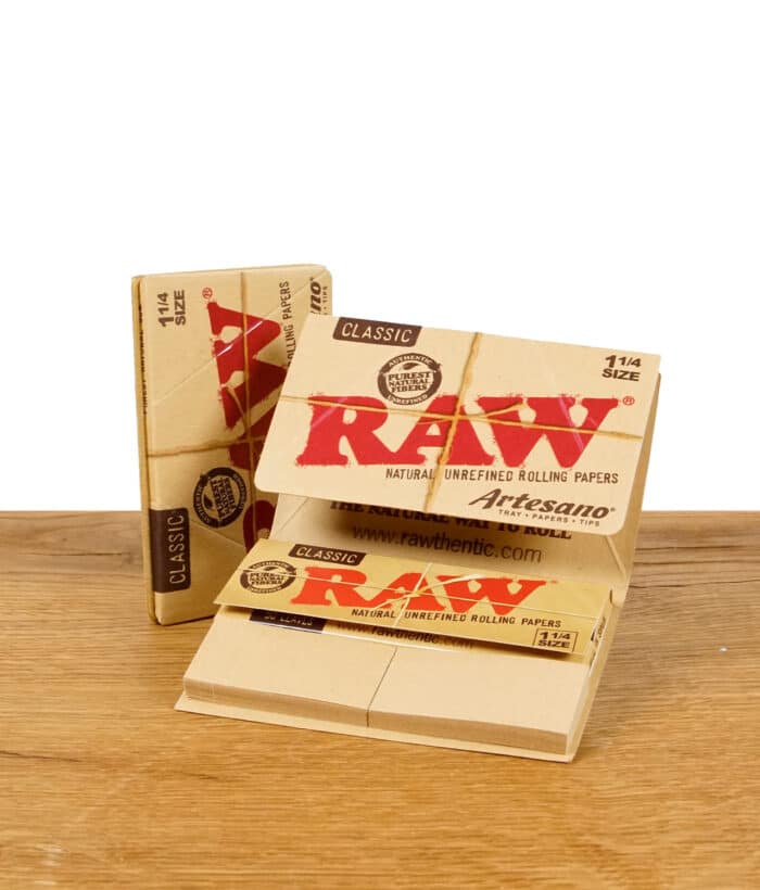 RAW Artesano 1 1/4 Size Rolling Papers Verpackung geöffnet mit Blättchen und Tips