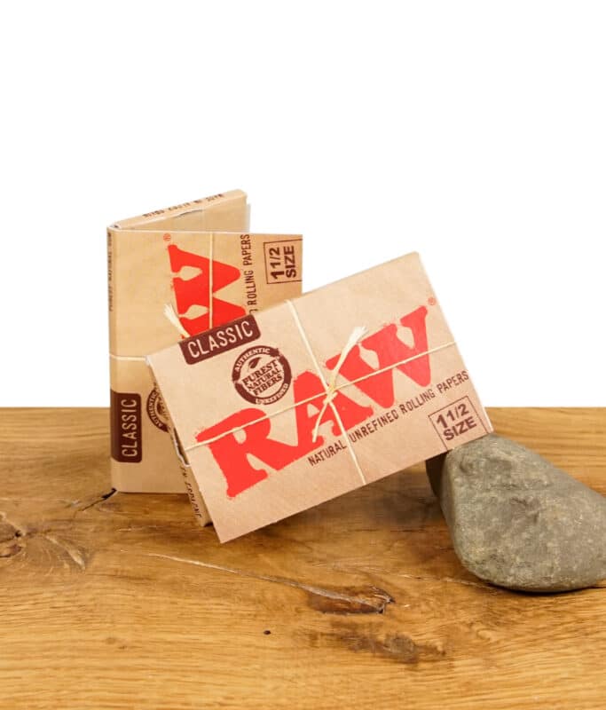 RAW Classic Rolling Papers 1 1/2 Size Packung vor einem Stein